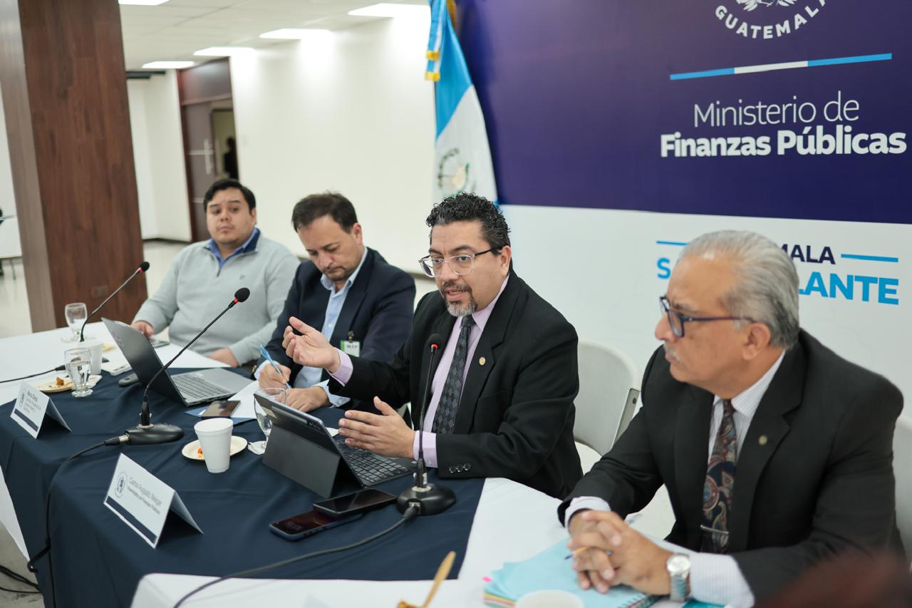 El viceministro Carlos Melgar participa en la primera reunión del Comité de Usuarios de Datos Abiertos.