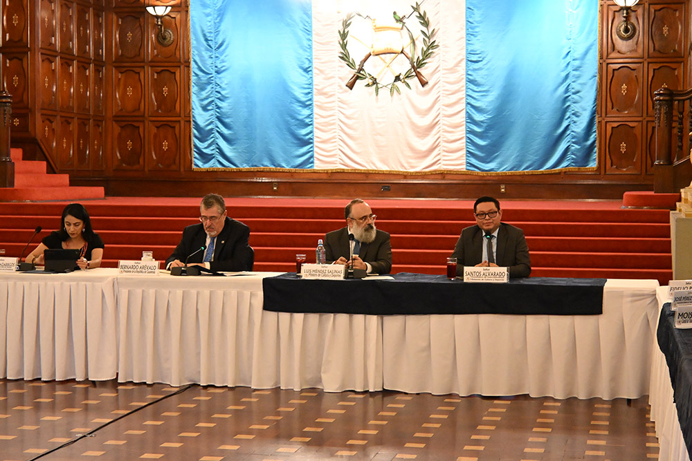 Gobierno y autoridades indígenas abordan política de pueblos indígenas