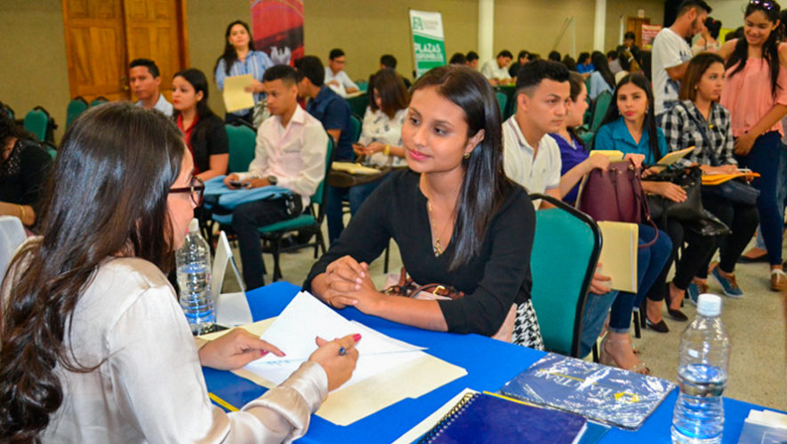 Foto de jóvenes en feria del empleo.