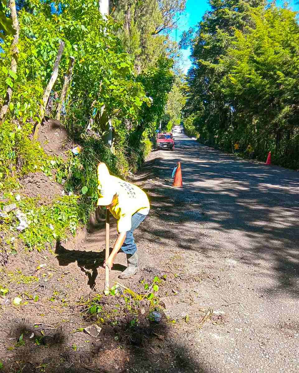 Continúan trabajos de limpieza y mantenimiento en ruta que conecta Fraijanes con Santa Rosa