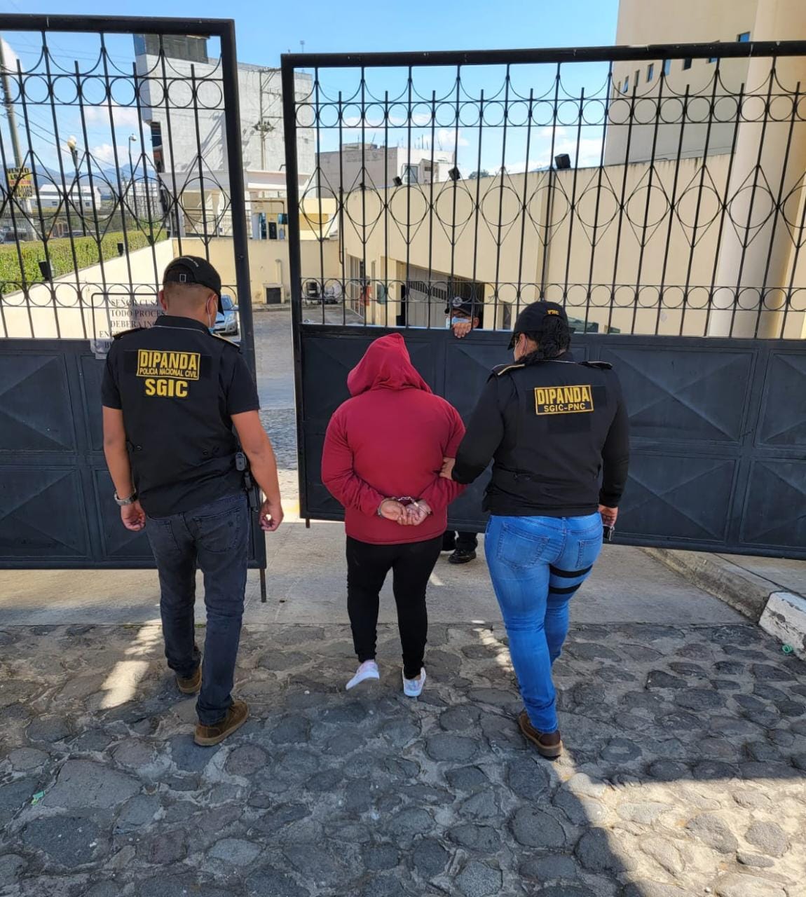 En seguimiento a una orden judicial, agentes de la División Nacional contra el Desarrollo Criminal de las Pandillas (Dipanda), de Policía Nacional Civil (PNC), detuvieron a Heydi Johanna Álvarez Cux, de 34 años, alias la Chaparrita, en la 8ª. calle y 0 avenida, zona 7 de Quetzaltenango. La orden fue girada por el juez A del Juzgado Pluripersonal de Primera Instancia Penal, Narcoactividad y Delitos contra el Ambiente del departamento de Izabal.