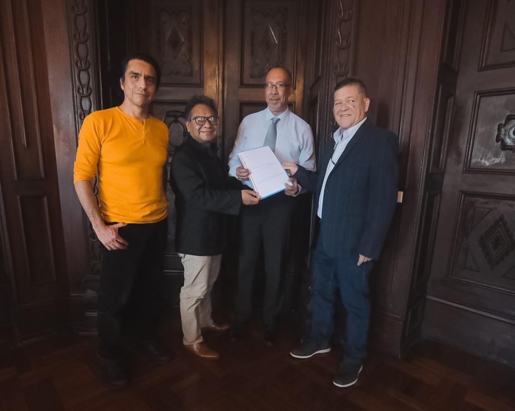 Víctor Barillas, Efraín Tunche y Jorge Salazar, miembros del Movimiento de Teatro Departamental, entregaron el proyecto de recuperación de la iniciativa de teatro a Rodrigo Carrillo, viceministro de Cultura
