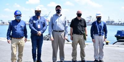 Embajador de EEUU visita Empresa Portuaria Quetzal