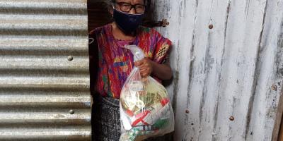 Adultos mayores reciben todos los meses una bolsa de alimentos. 