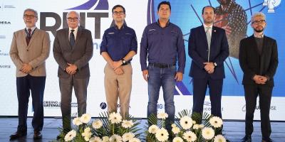 El ministro de economía, Dr. Janio Rosales (cuarto de Izq. a Der.) presidió el evento..
