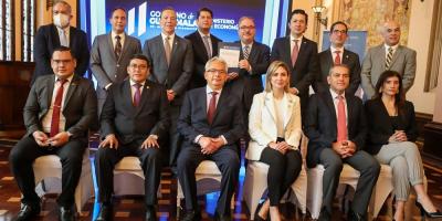 Firman acuerdo  multisectorial.