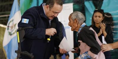 Presidente de la República entrega beneficio a adulto mayor