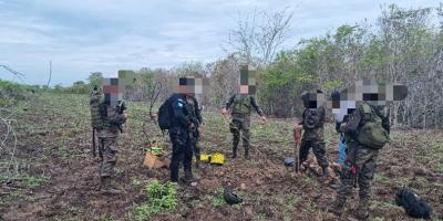 Ejército de Guatemala inhabilitó una pista clandestina en Petén.