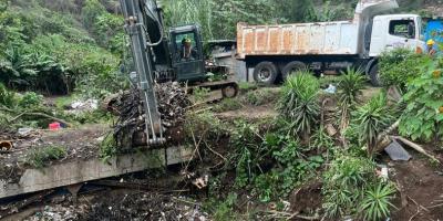 Ejército de Guatemala apoya la limpieza del material acumulado en el río Guacalate.