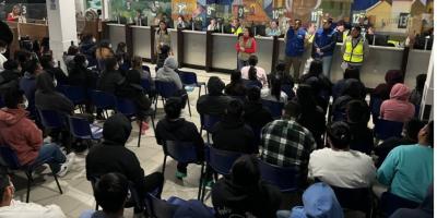 El Instituto Guatemalteco de Migración atiende a personas migrantes retornadas durante la madrugada