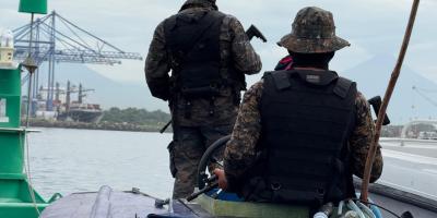 Marina de la Defensa Nacional localizó sumergible con posibles ilícitos en costas del Pacífico.