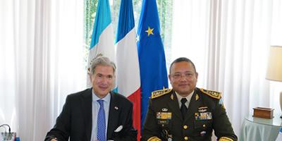 Guatemala y Francia firman carta de intención para fortalecer la cooperación en capacitación en materia de defensa.