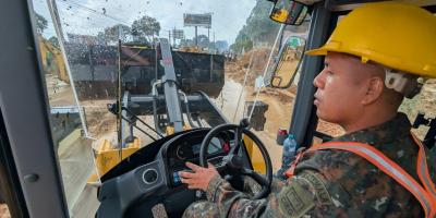 Ejército de Guatemala apoya en labores de despeje, seguridad y rescate tras derrumbe en el km 24