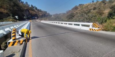 Dan mantenimiento del Puente San Juan en la CA-9 Norte