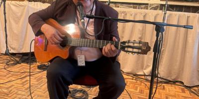 Cantante guatemalteco Sergio Iván Sierra visita TGW y comparte su música en el programa de Don Carlitos de Triana