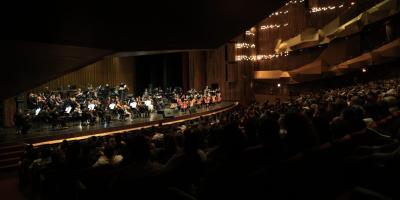 "Amar y querer": Orquesta Sinfónica Nacional acompaña al intérprete Carlos Cuellar en soberbio homenaje a José José. 