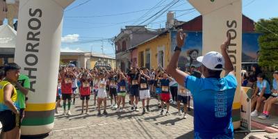 Niñas y niños de Sololá participan en fase departamental de campo traviesa