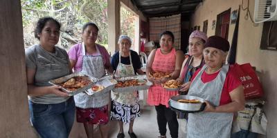 Familias aprenden a elabor recetas nutritivas y emprendimiento