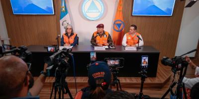 Claudinne Ogaldes, Secretaria de Conred; el Ministro de Defensa, Henry Saenz y el director de Insivumeh Edwin Rojas