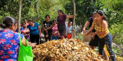 Capacitan a familias de Quezaltepeque en la producción de abono orgánico Bocashi