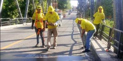 Corrigen plancha metálica en puente Santa Cruz para brindar un paso más seguro