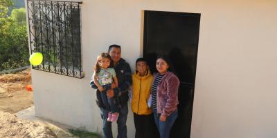 Familias de escasos recursos de cinco departamentos reciben viviendas propias 