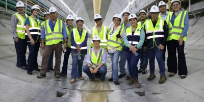 Equipo técnico de la SEGEPLAN) durante una visita de trabajo al metro de Panamá.