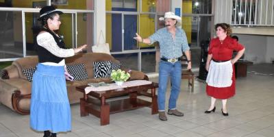 Mintrab presenta obra de teatro “Los Tripilla” en centro recreativo y vacacional
