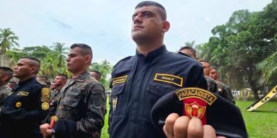 Policías se especializan en paracaidismo