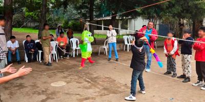 Juegos, comida y piñata en Diamante IV, celebrando el Día del Niño