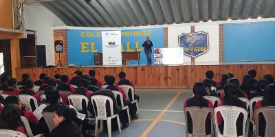95 jóvenes graduandos reciben orientación laboral