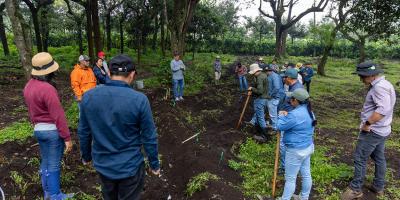 Extensionistas de Sacatepéquez aprenden el programa Suelos y Agua para el Futuro