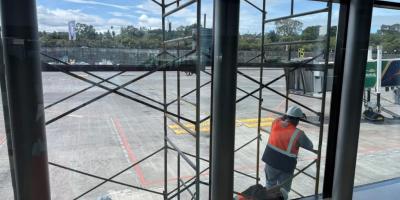 Aeropuerto La Aurora renueva sus vidrios para brindar una mejor experiencia a los pasajeros