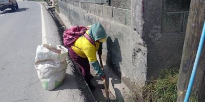 Realizan limpieza y recuperación de cunetas en San Juan Ostuncalco, Quetzaltenango