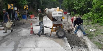 Avanzan trabajos de pavimentación y protección vial en Marajuma, El Progreso