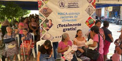 Familias que contribuyen al desarrollo comunitario reciben alimentos