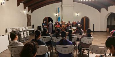 Se realiza exposición y conversatorio “Manos que tejen Historia”