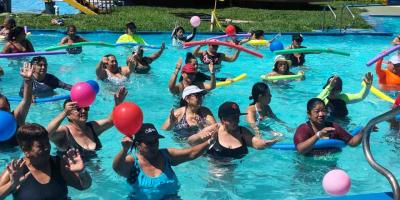 El Programa Sustantivo Mujer puso ritmo con aquaeróbics en Amatitlán