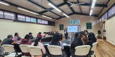 Estudiantes universitarios de Sololá reciben orientación laboral
