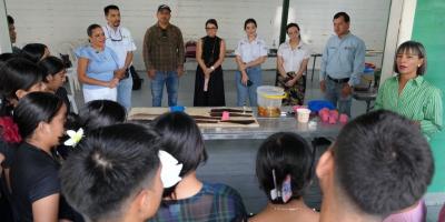 Transforman piel de pescado en cuero y elaboran artesanías