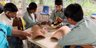 Jóvenes de Jocotán promueven el valor de la indumentaria maya Ch’orti’ a través del arte en barro