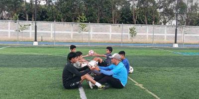 Curso de vacaciones de fútbol gratuito 2026 en el Parque de la Paz Cobán