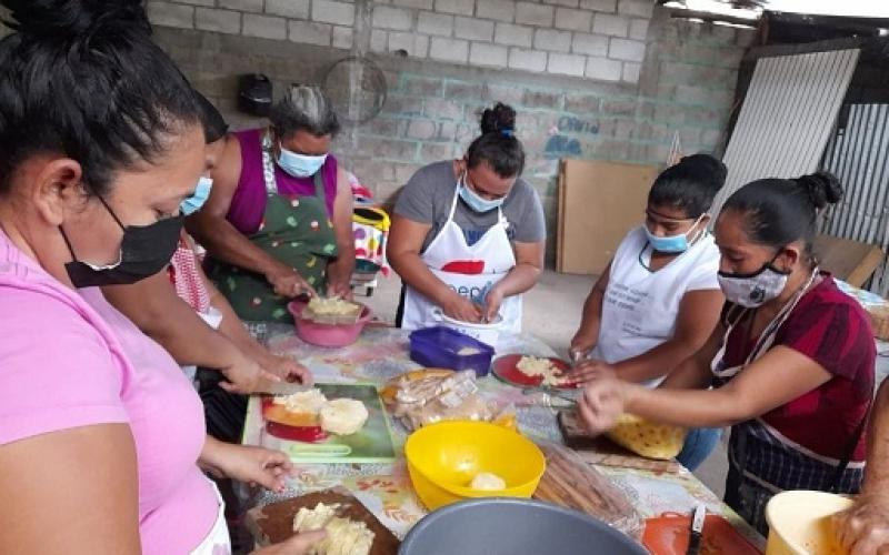 Mujeres aprenden repostería 