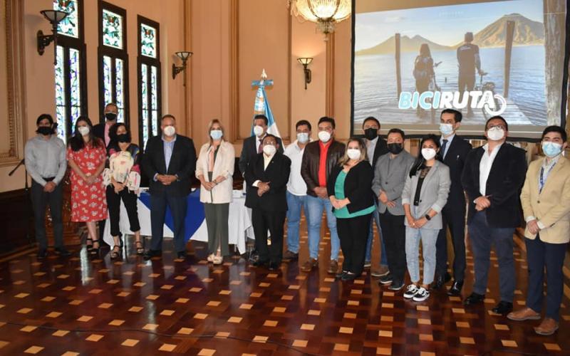 Ing. Luis Ruano y representantes de Nueva Movilidad