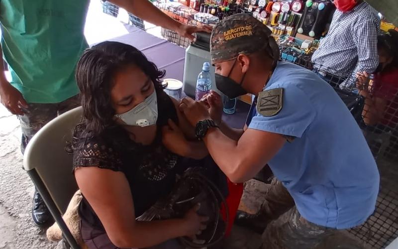 Vacunación en terminal de Huehuetenango.