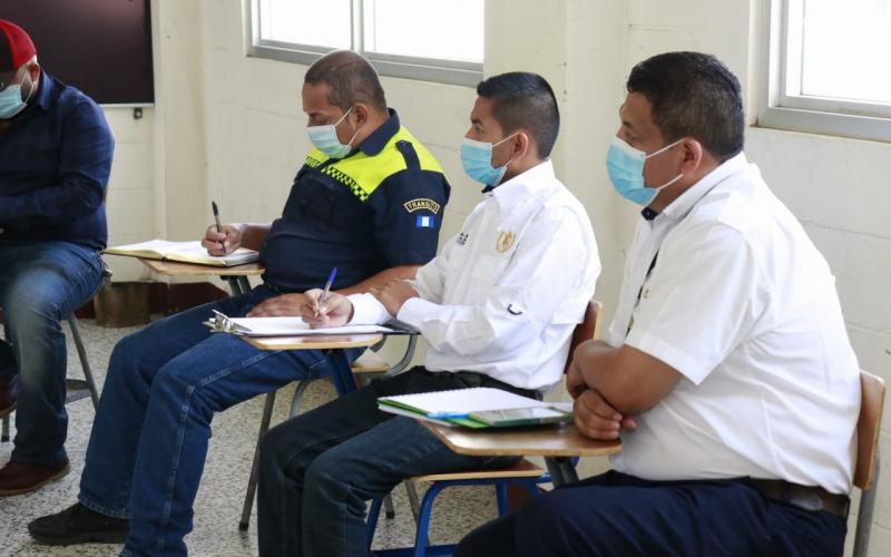 Personal recibiendo capacitación sobre prevención del COVID-19