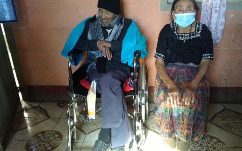 La Dirección de Servicio Social de SOSEP en coordinación con la Oficina del Adulto Mayor de la Municipalidad de Santa Lucía Utatlán, Sololá, entregó sillas de ruedas a cinco adultos mayores de la localidad.