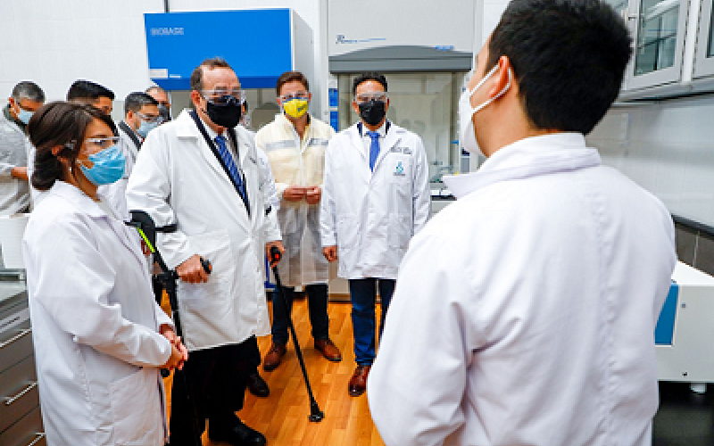 El presidente de Guatemala, Dr. Alejandro Giammattei, recorrió las instalaciones del nuevo Laboratorio del Agua del MARN.