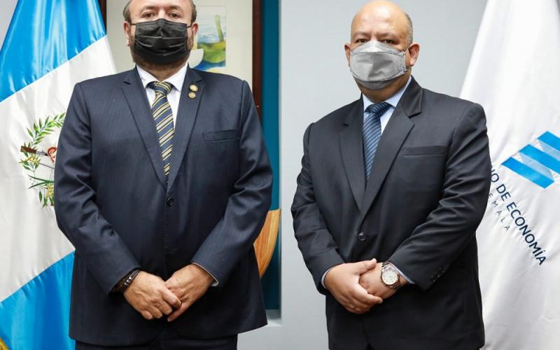 Luis Angel de León Ramírez (Der.) junto al Ministro de Economía, Antonio Malouf.