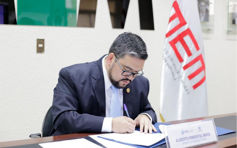 Alberto Pimentel Mata, Ministro de Energía y Minas.